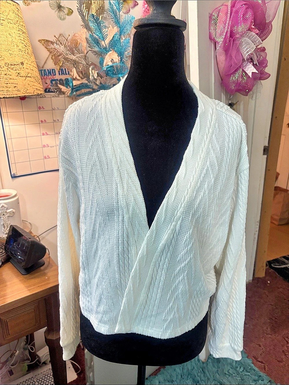 WallFlower Women's Textured V-Neck Sweater in White Size 1X Like New